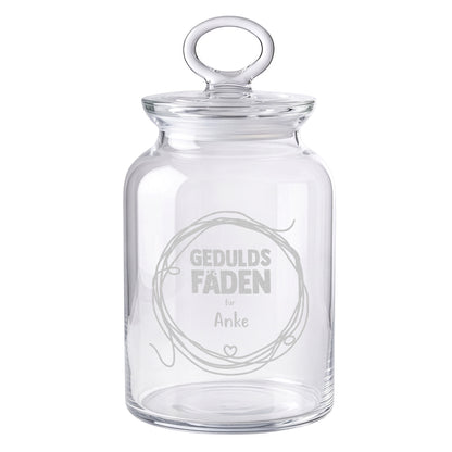 Leere Glasdose mit Geduldsfaden Gravur und Name Anke auf weißem Hintergrund