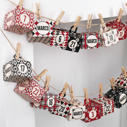 hängender Adventskalender mit verschiedenen Mustern und Name bedruckt