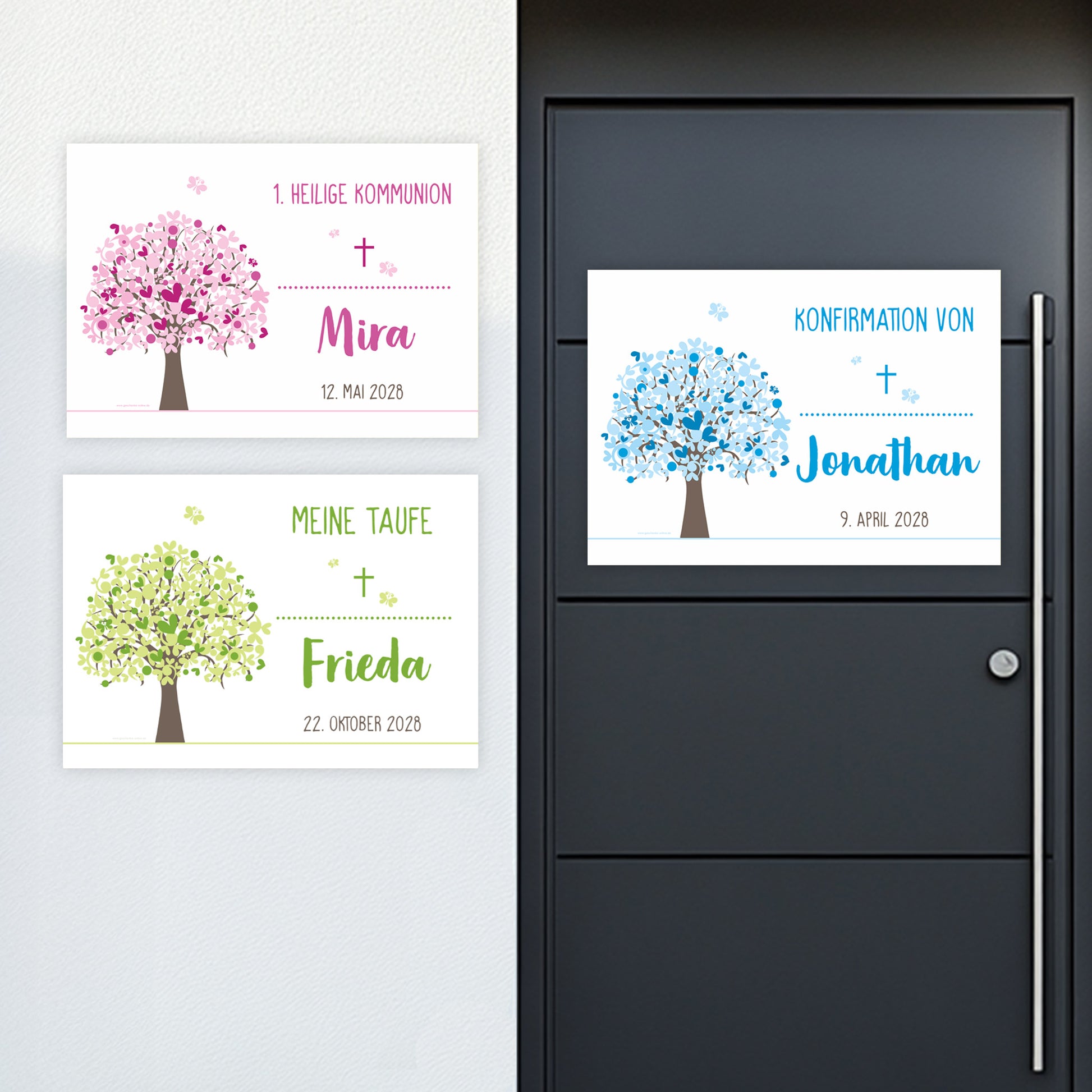 Kombinationsbild mit drei Bannerdesigns: Rosa für Kommunion, Blau für Konfirmation, Grün für Taufe. Jeweils mit Namen und Datum personalisiert, aufgehängt an einer Hauswand.
