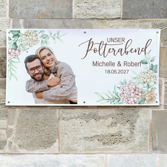 Personalisiertes Polterabend-Banner mit Michelle und Robert an einer Steinwand befestigt