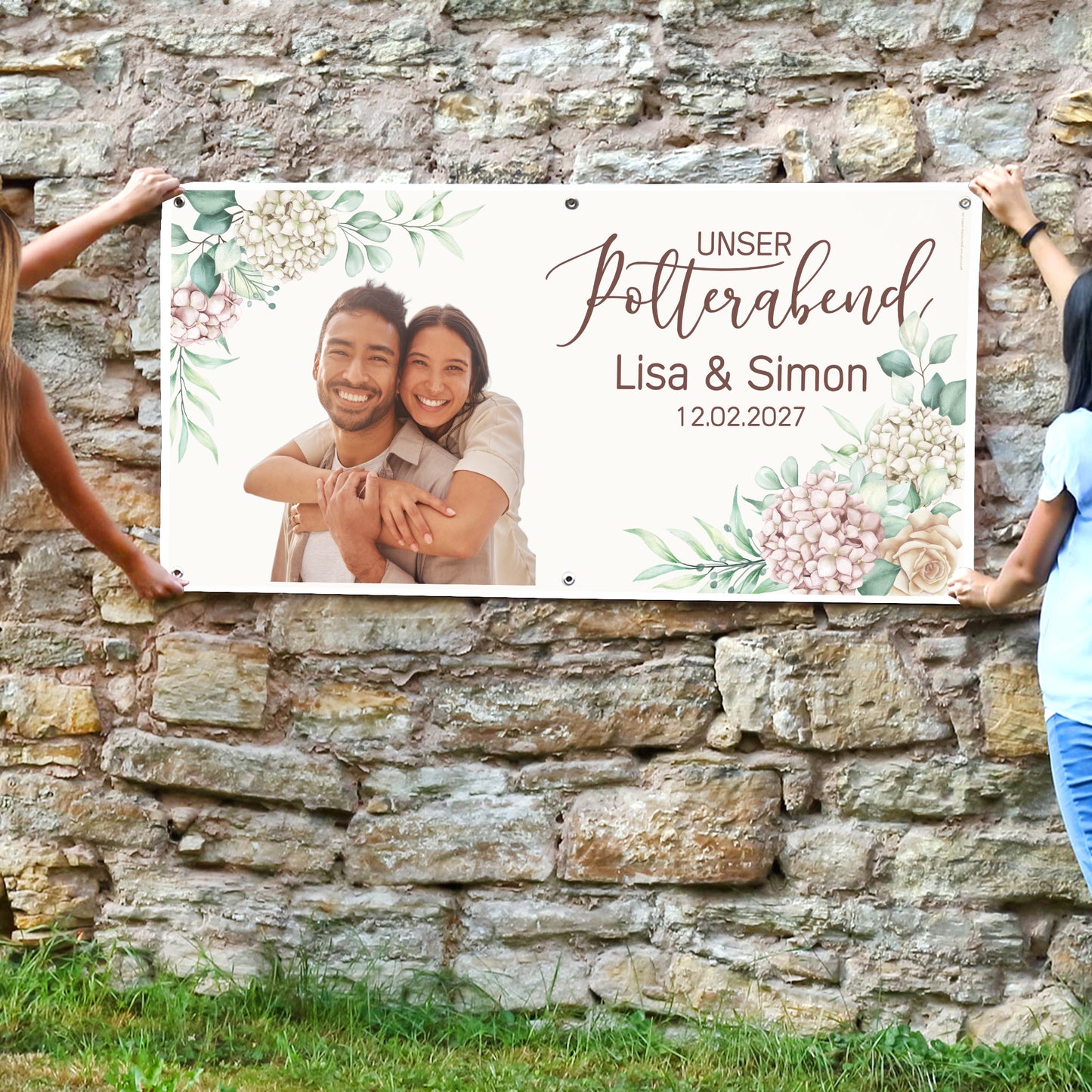 Personalisiertes Polterabend-Banner mit Foto, Namen Lisa und Simon und Datum an einer Steinwand