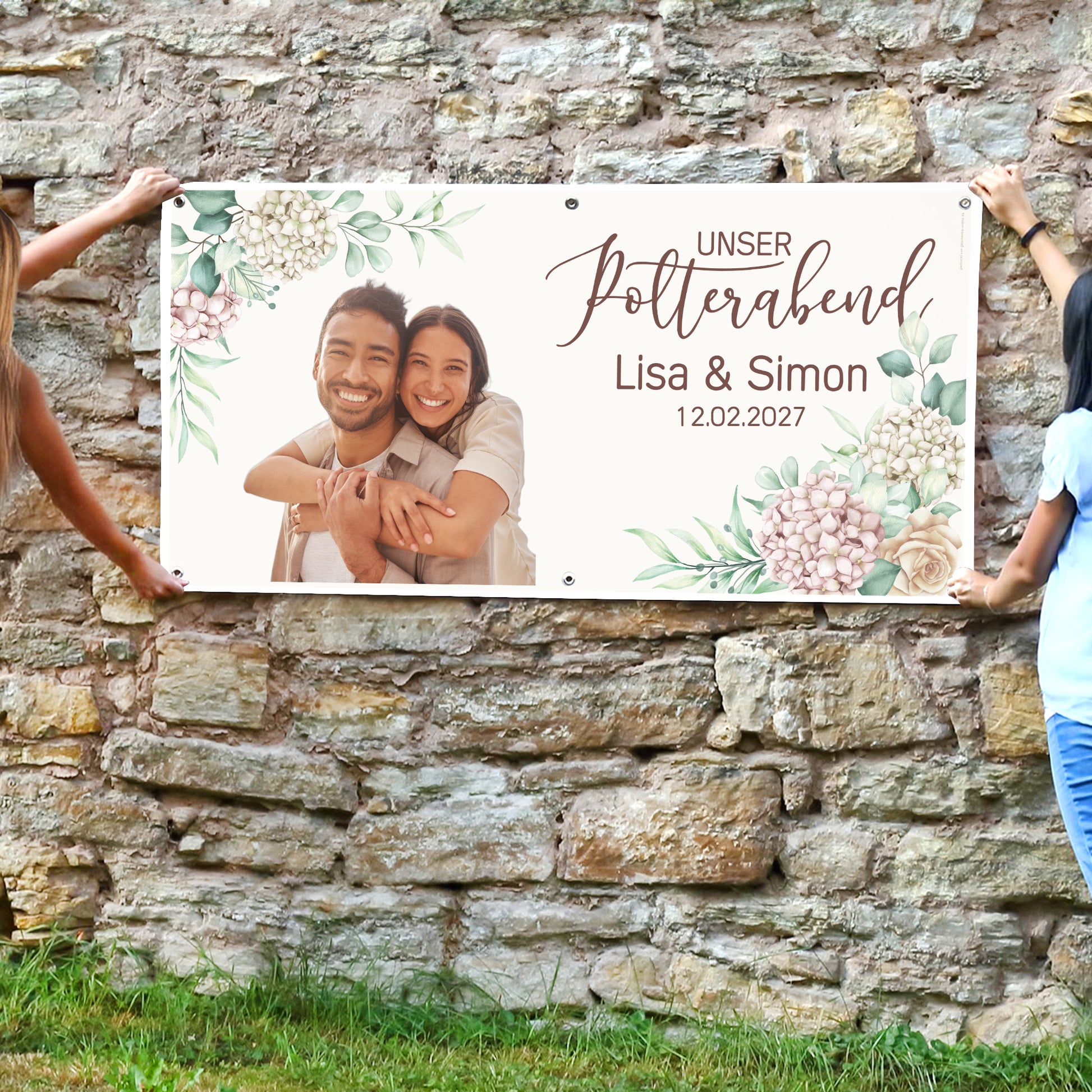 Personalisiertes Polterabend-Banner mit Foto, Namen Lisa und Simon und Datum an einer Steinwand