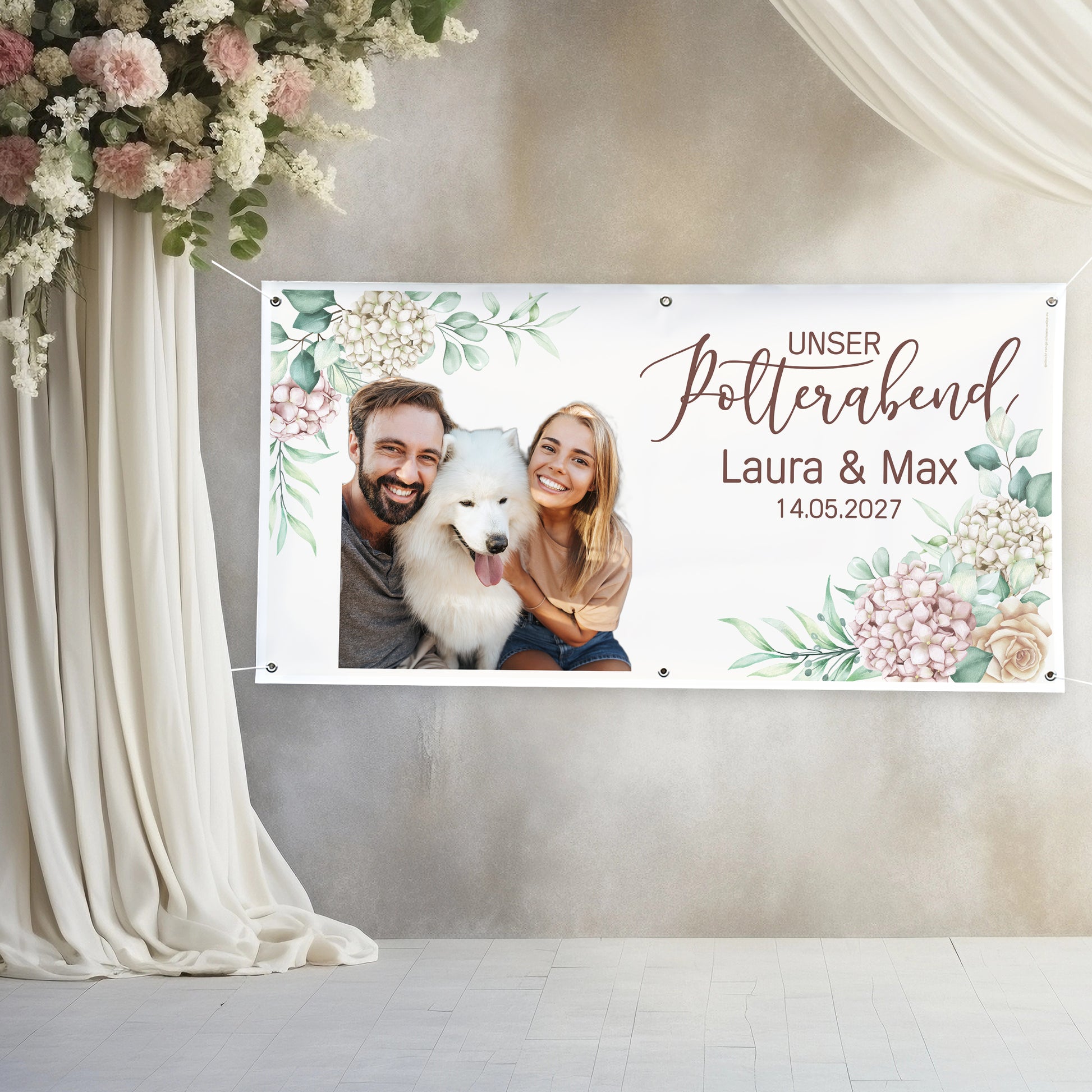 Personalisiertes Banner zum Polterabend mit Foto, Namen Laura und Max und floralem Design im Innenbereich