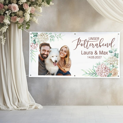 Personalisiertes Banner zum Polterabend mit Foto, Namen Laura und Max und floralem Design im Innenbereich