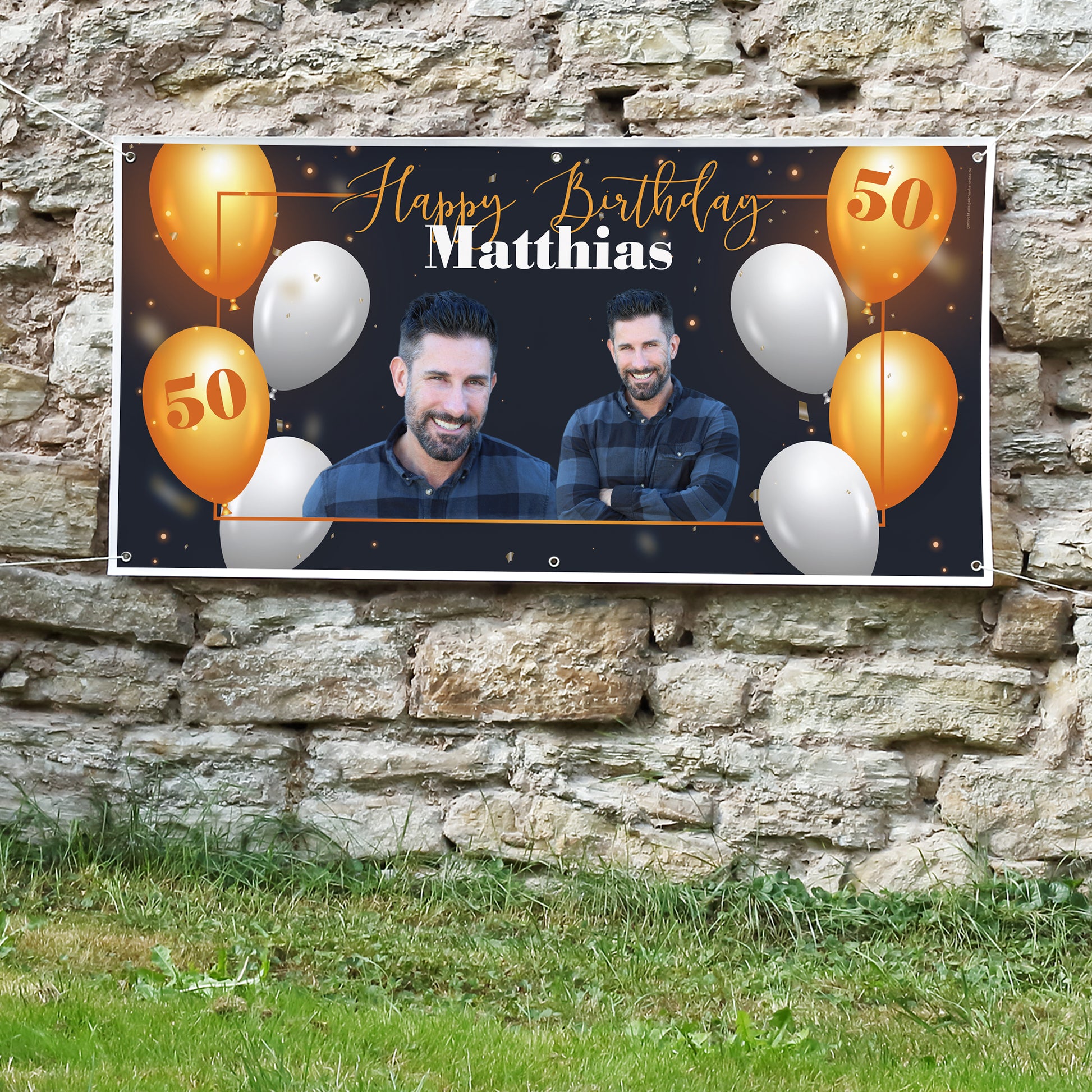 Happy Birthday Banner mit Foto und Alterszahl an einer Steinmauer befestigt