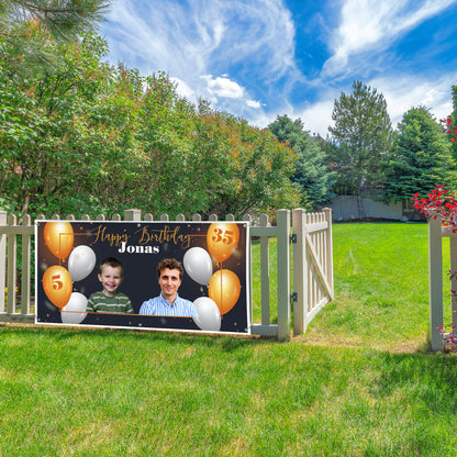 Geburtstagsbanner mit Foto und Alter als Dekoration am weißen Gartenzaun