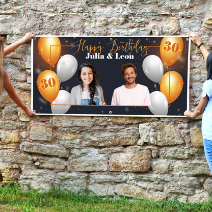 Personalisiertes Partybanner zum Geburtstag mit Foto an einer Steinwand