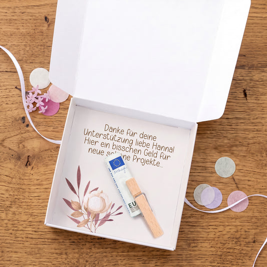 Geöffnete personalisierte Geldgeschenk Box mit Wunschtext und Geldschein für Handarbeitsfans