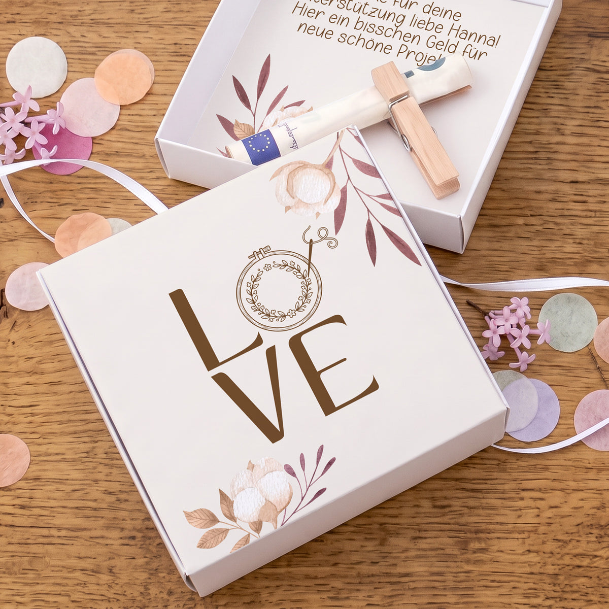 Geschenkbox LOVE mit Stickrahmen Motiv als Geldgeschenk für Sticken und Handarbeit