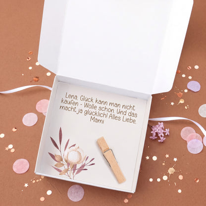 Geöffnete Geldgeschenk Box mit individuellem Wunschtext und Holzklammer für Geldschein