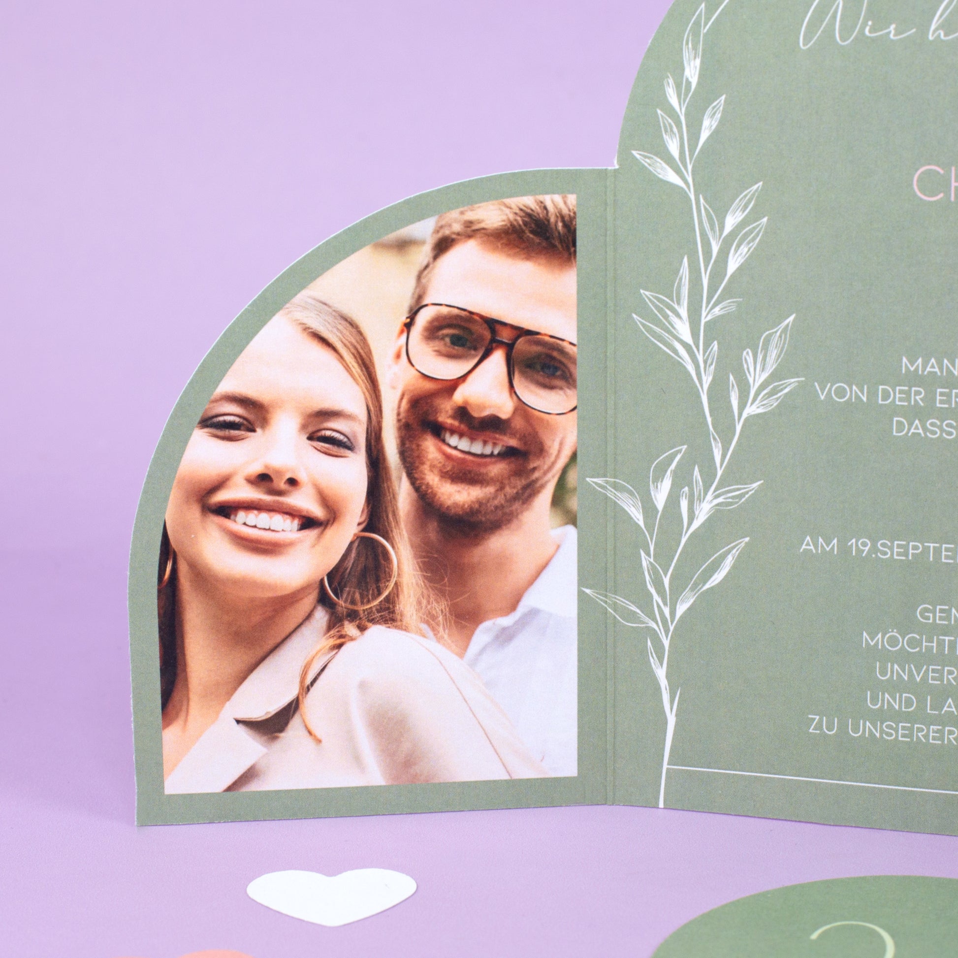 Detailansicht der Hochzeitseinladung mit Foto auf der Innenseite und filigranem Blattmotiv