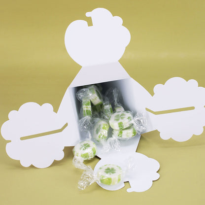 Zuckertüte mit Bonbons und geöffnet - Bonbons mit Kleeblatt sichtbar