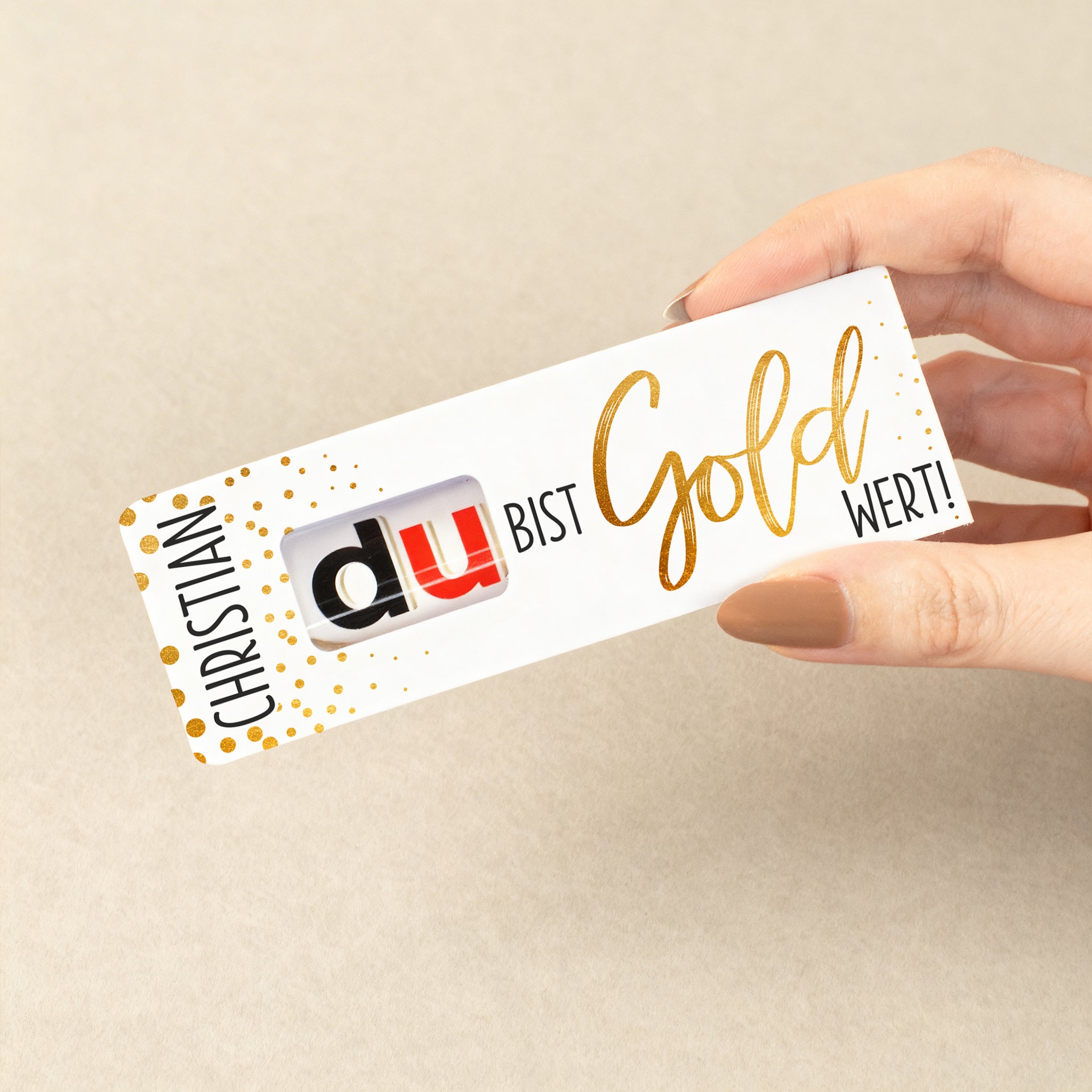 duplo Riegel mit personalisierter Verpackung auf dekoriertem Untergrund mit Konfetti