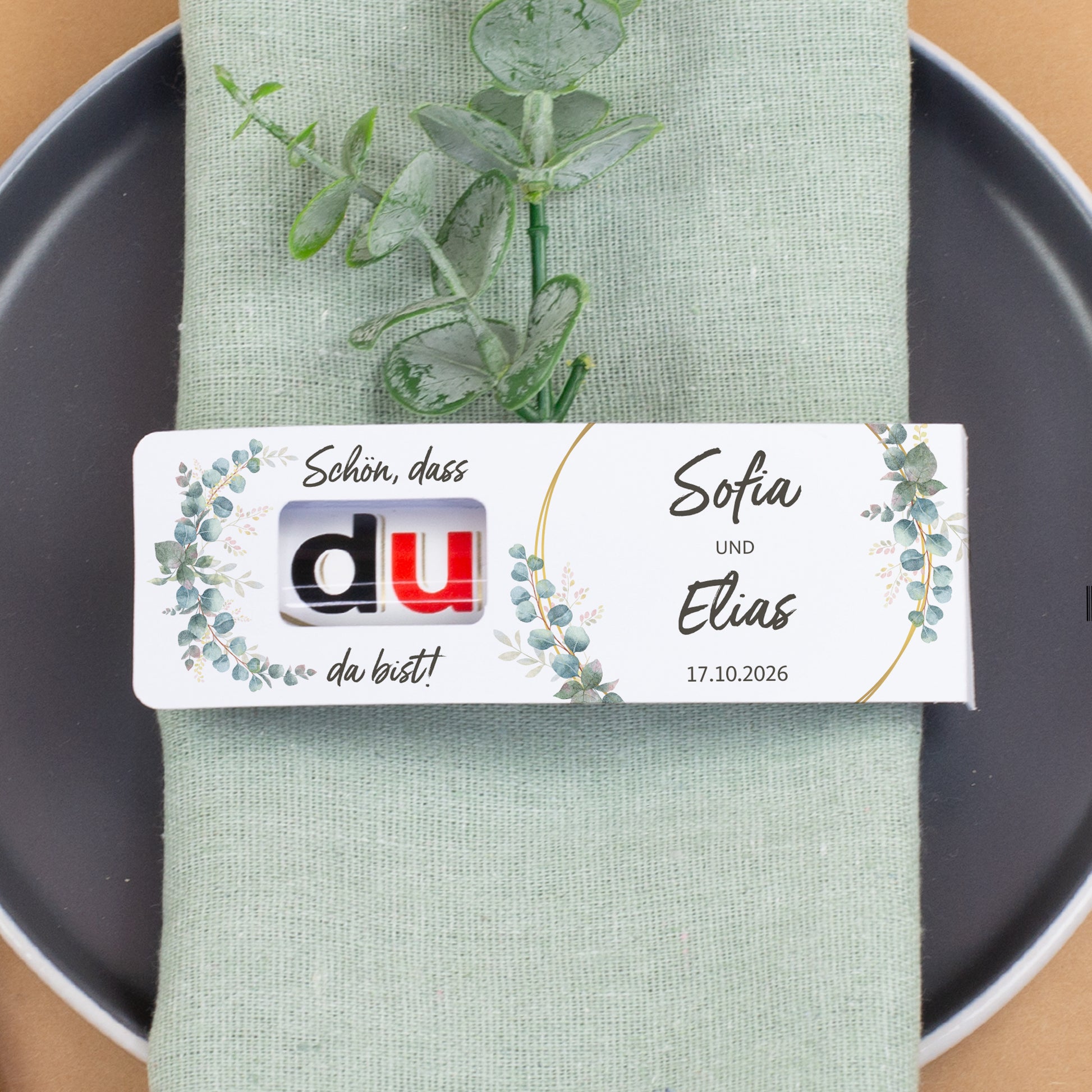 personalisierter duplo Riegel als Tischdeko auf Hochzeitstafel mit Serviette und Pflanzen