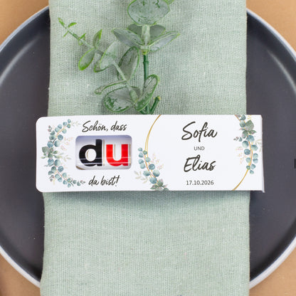 personalisierter duplo Riegel als Tischdeko auf Hochzeitstafel mit Serviette und Pflanzen