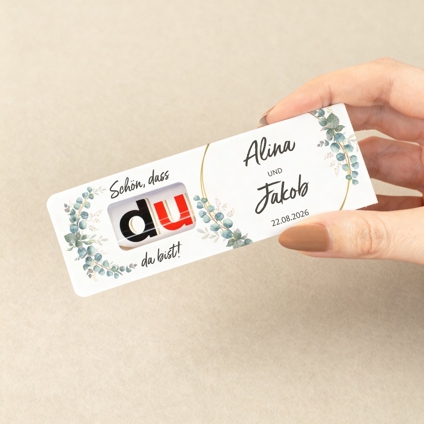 personalisierter duplo Riegel als Hochzeitsgastgeschenk mit Namen und Datum in der Hand gehalten