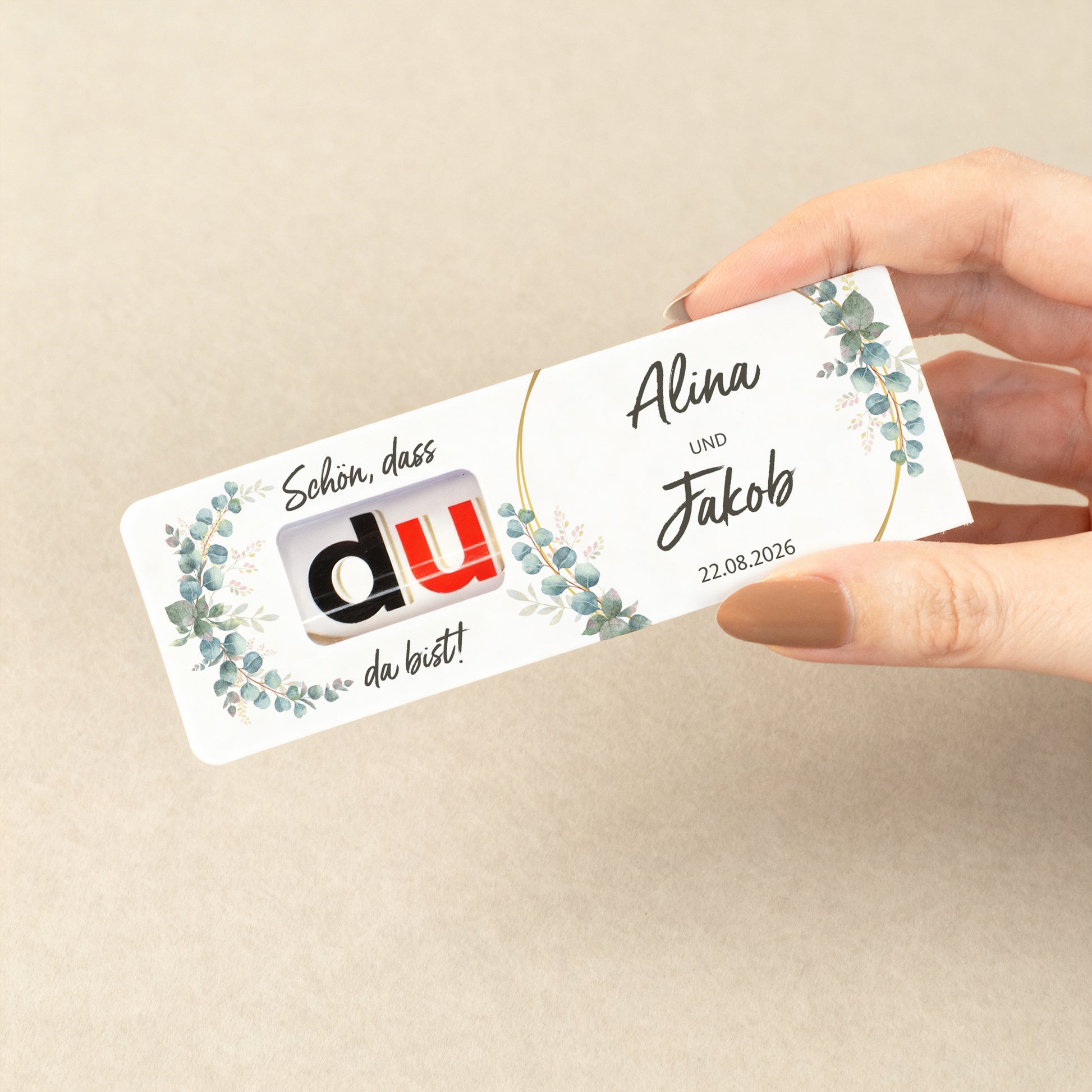 personalisierter duplo Riegel als Hochzeitsgastgeschenk mit Namen und Datum in der Hand gehalten