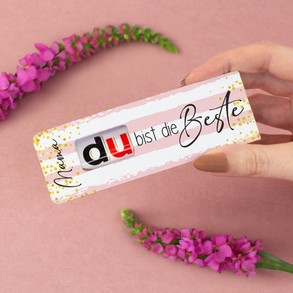 duplo Muttertag Geschenkverpackung mit Schriftzug „Mama du bist die Beste“ in der Hand gehalten