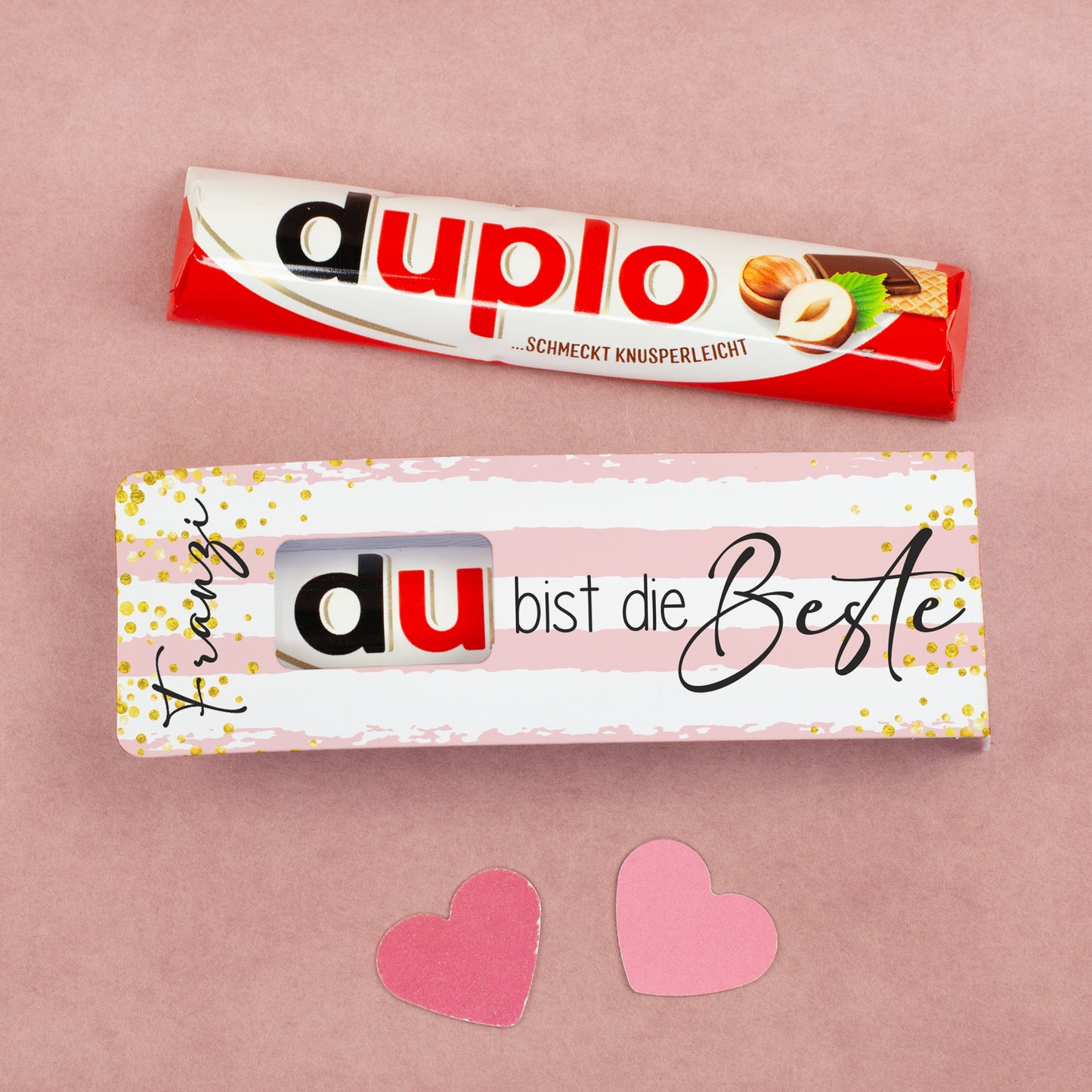 Offene Verpackung eines personalisierten duplo Riegels mit Sicht auf Schokolade