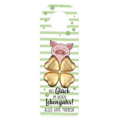 Geburtstags-Flaschenanhänger mit Lindt Schokoladenherzen und Kleeblatt-Motiv, freigestellt auf weißem Hintergrund.