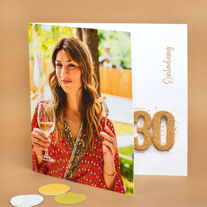 Personalisierte Klappkarte zum 30 Geburtstag mit Foto, Einladungsschrift und goldener Zahl 30