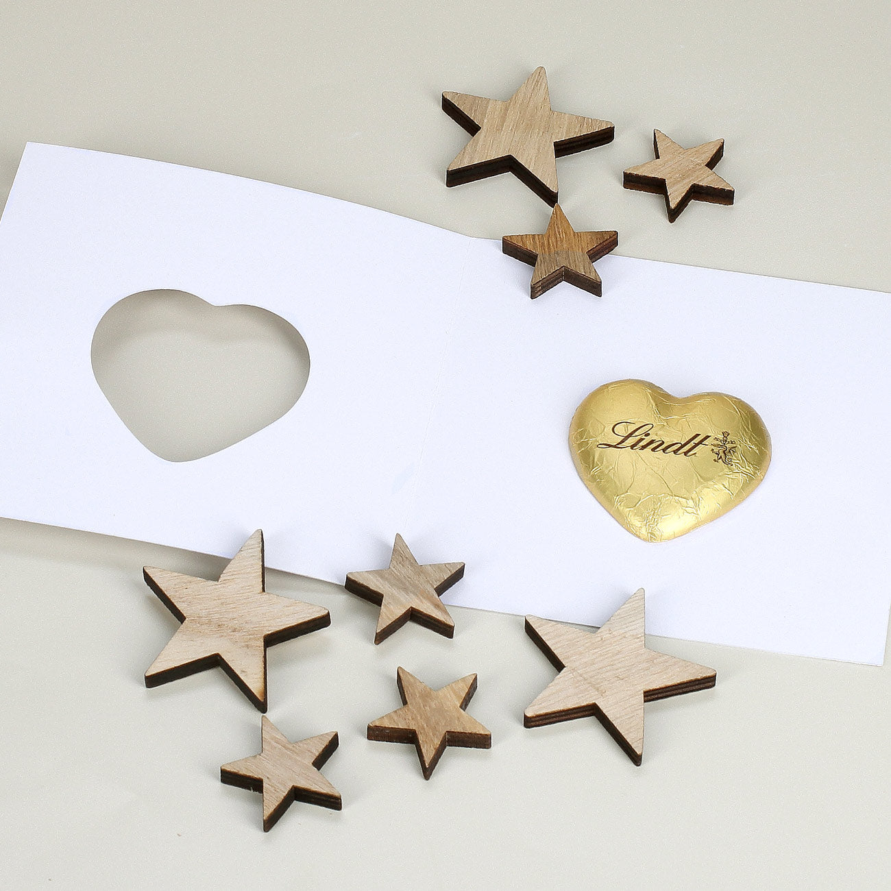 Karte mit Weihnachtsdruck und Lindt Schokoherz