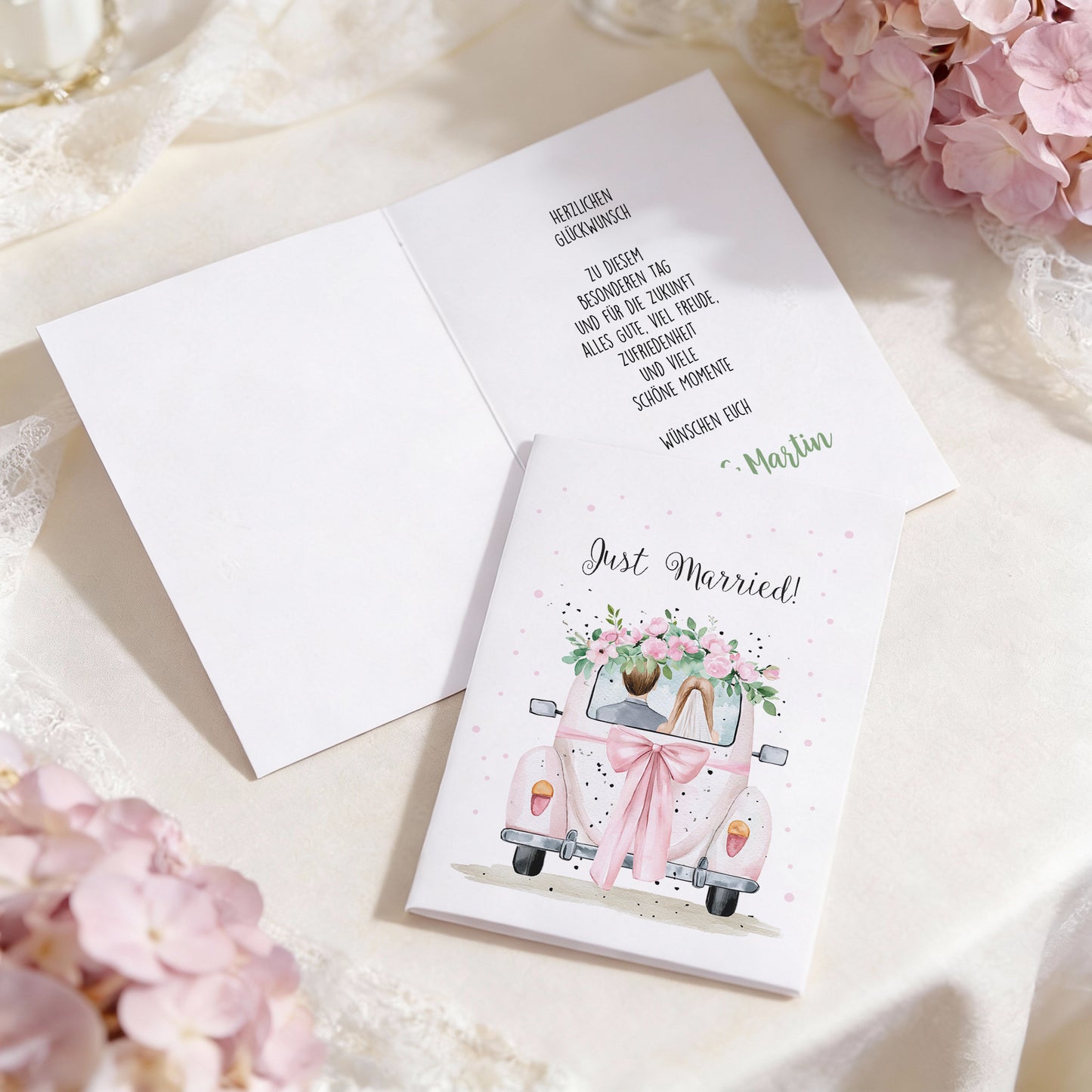Hochzeitskarte Just Married mit Auto, rosa Schleife und personalisiertem Innentext