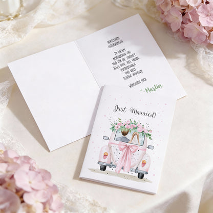 Hochzeitskarte Just Married mit Auto, rosa Schleife und personalisiertem Innentext