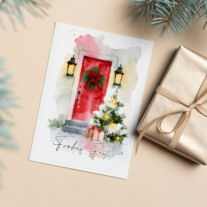 Weihnachtskarte mit roter Tür, Kranz, Weihnachtsbaum und Schriftzug Frohes Fest neben Geschenk