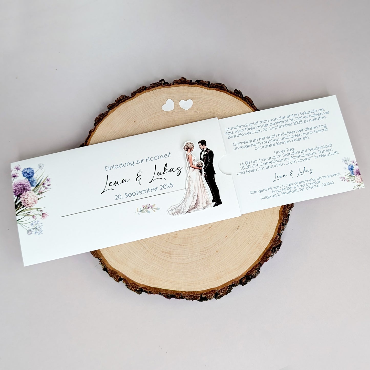Einladung zur Hochzeit - Ziehkarte mit Brautpaar und lila Blumen (Motiv 2)