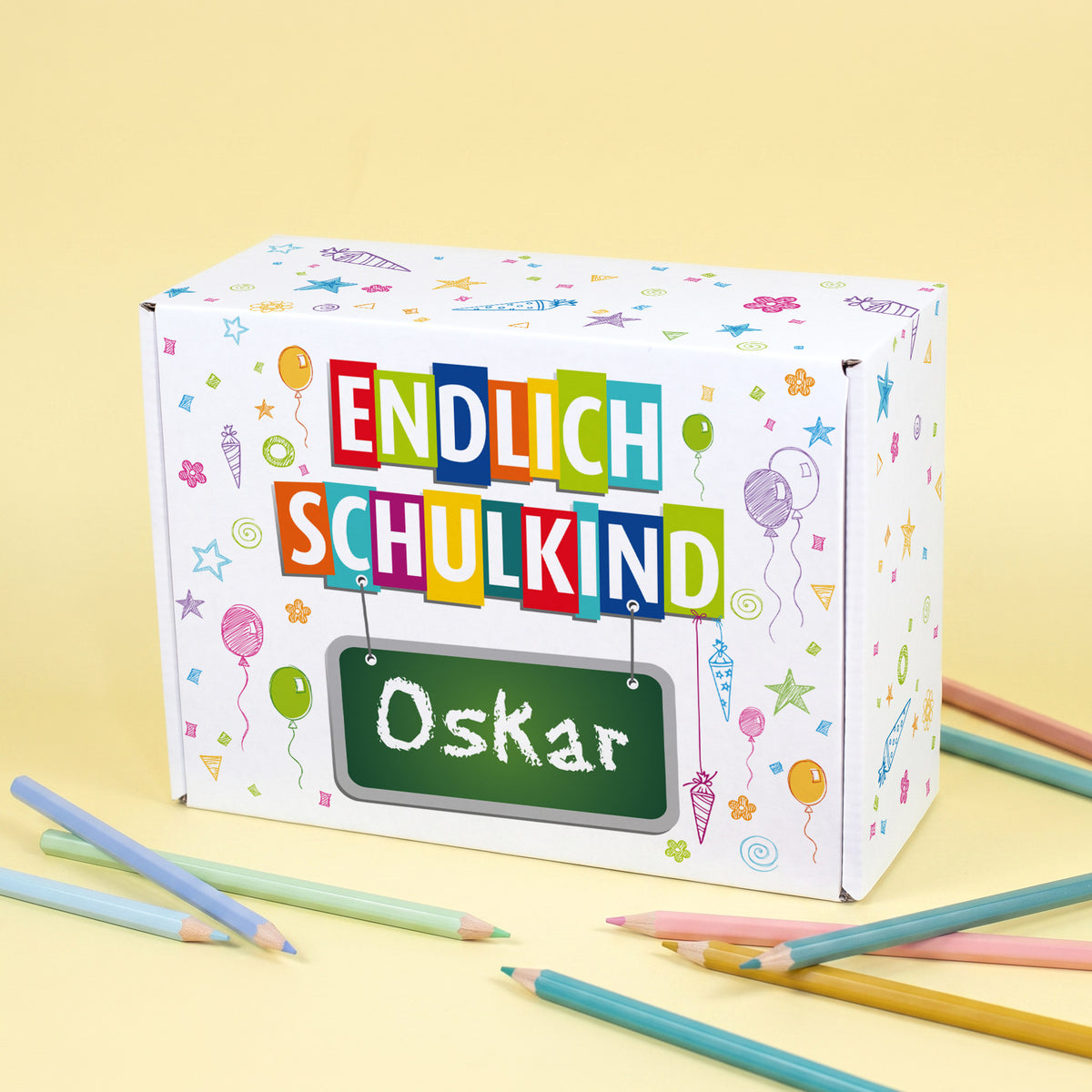 Kleiner Geschenkkarton "Endlich Schulkind" zur Einschulung mit Wunschname und bunten Schul-Symbolen