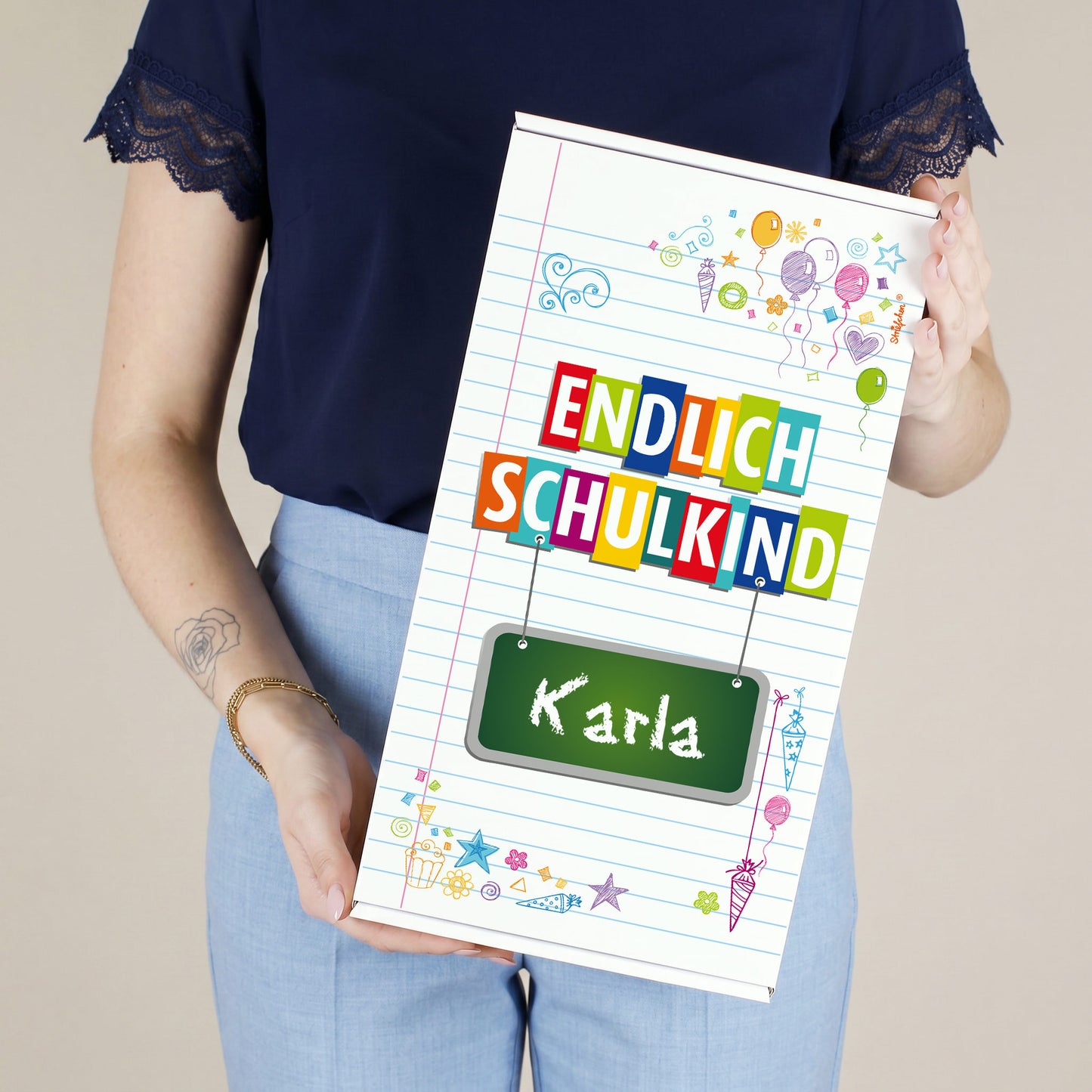 Pappbox für Geschenke zur Einschulung mit "Endlich Schulkind" Motiv und Wunschnamen