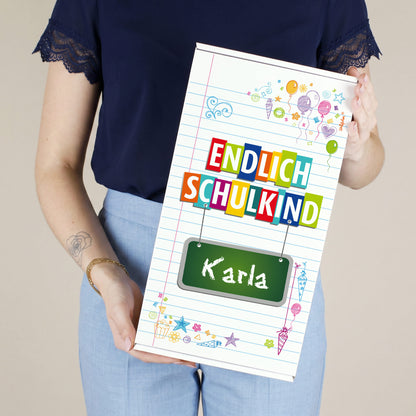 Pappbox für Geschenke zur Einschulung mit "Endlich Schulkind" Motiv und Wunschnamen