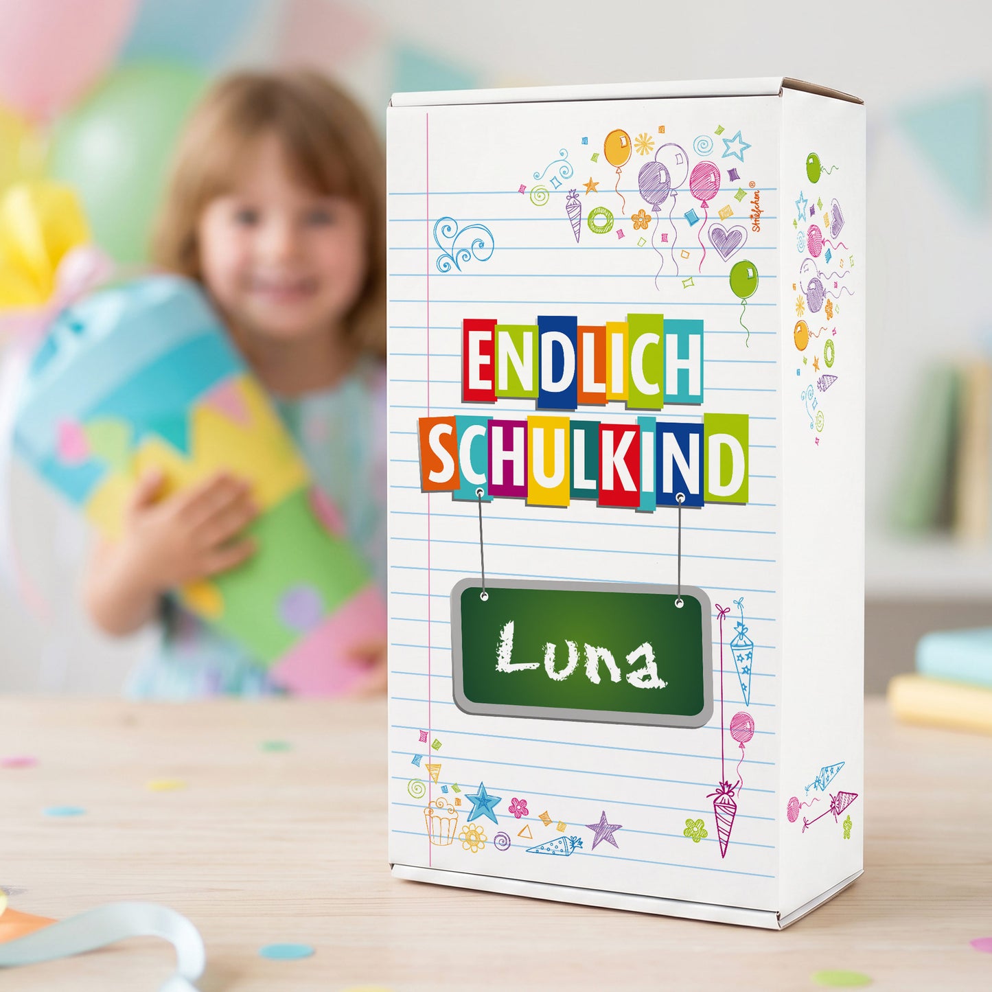 Verpackung für Einschulungs-Geschenke aus Pappe mit Name bedruckt