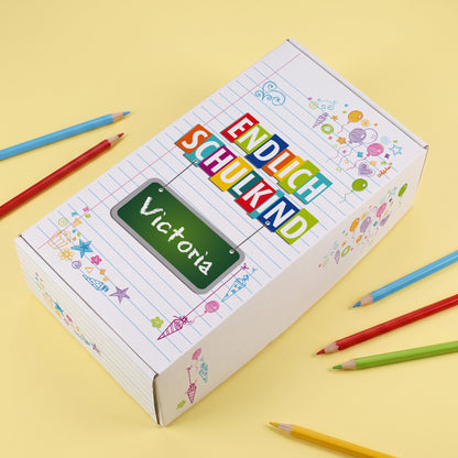 Aufbewahrungsbox für Schulanfänger bedruckt mit einen bunten Endlich Schulkind Motiv und Wunschname