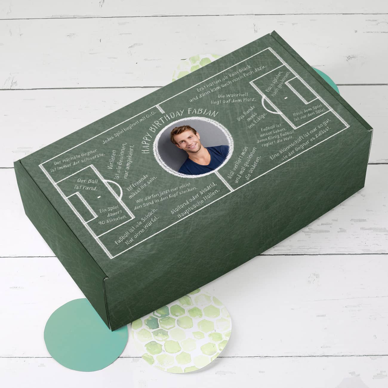 Grüne Geschenkbox bedruckt mit Fußball-Weisheiten, einem Foto und persönlichen Text 