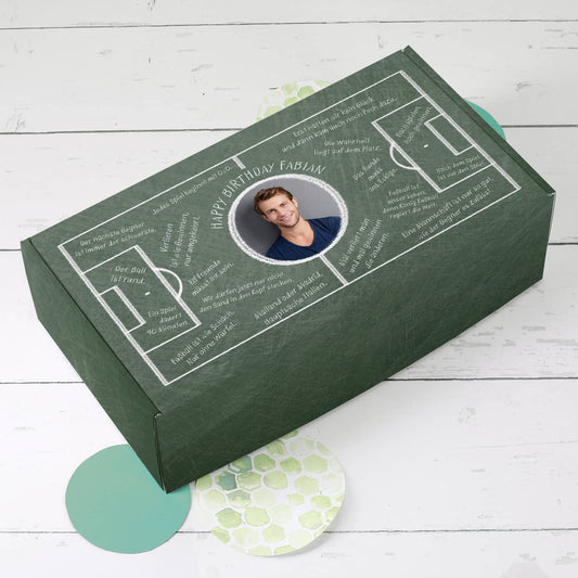Grüne Geschenkbox bedruckt mit Fußball-Weisheiten, einem Foto und persönlichen Text 
