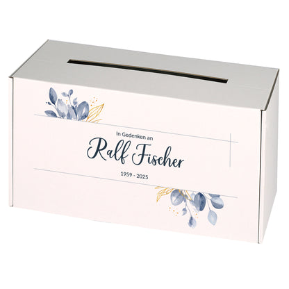 Personalisierte Kondolenzbox für Trauerbriefe, Name und Datum, weißer Karton, stabil, bedruckt mit Blättermotiv, seitlicher Briefschlitz.