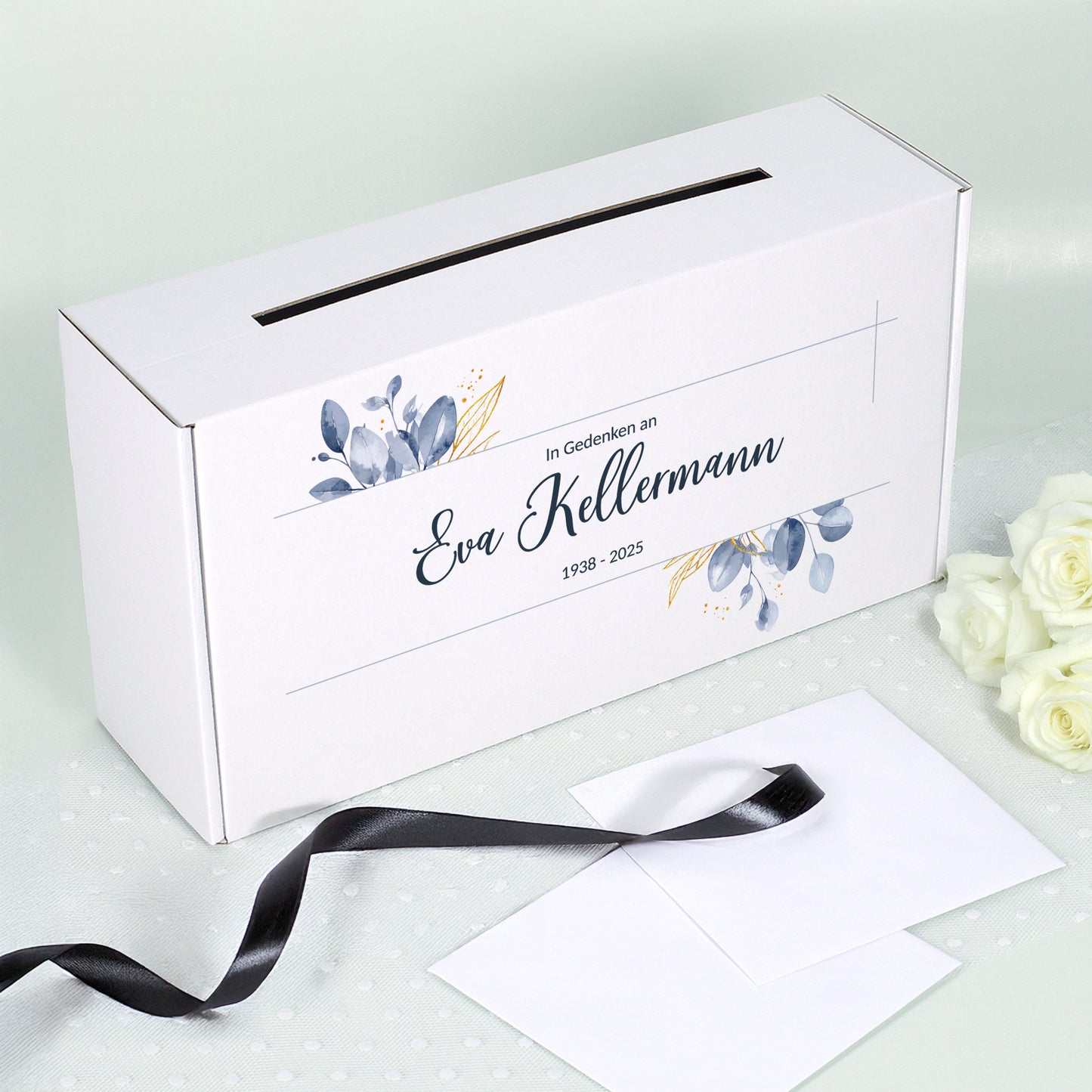 Kondolenzbox in Weiß für Trauerfeiern, personalisierbar mit Namen und Datum, stabiler Karton mit Blattmotiv, inklusive Schlitz für Karten.