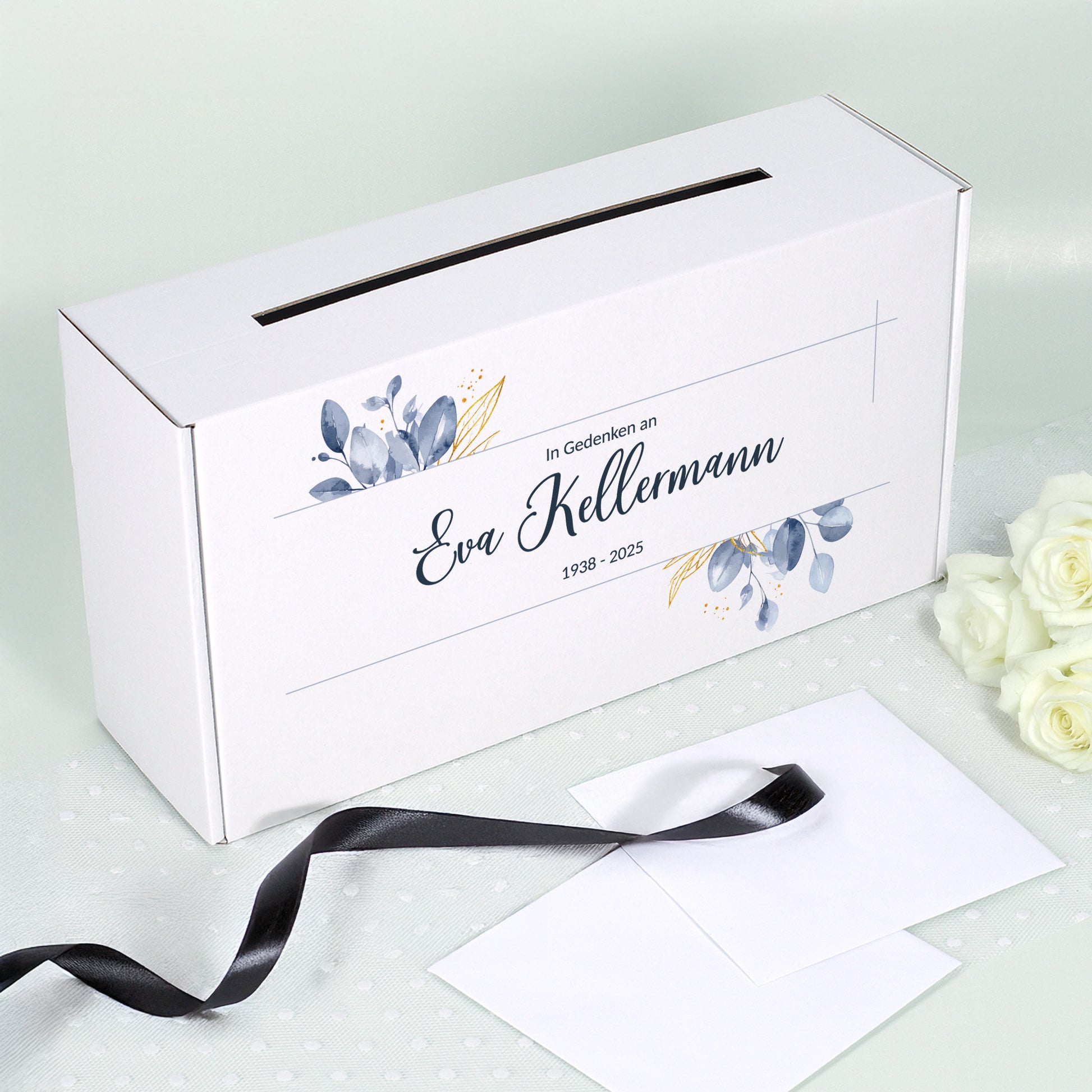 Kondolenzbox in Weiß für Trauerfeiern, personalisierbar mit Namen und Datum, stabiler Karton mit Blattmotiv, inklusive Schlitz für Karten.