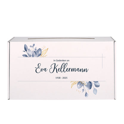 Weiße Briefbox für Trauerfeiern, personalisierbar mit Name und Datum, stabiler Karton, bedruckt mit Blattmotiv, ideal für Kondolenzkarten.