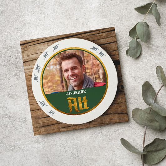 Detailansicht Bierdeckel-Einladung mit Foto, Alter und Strichliste im Design