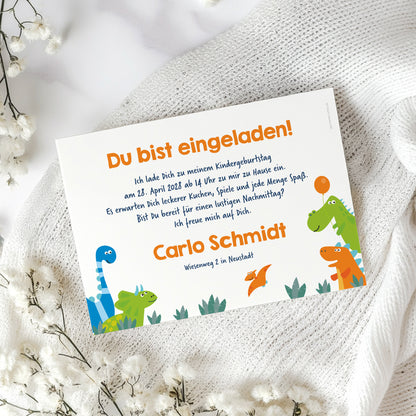 Einladungskarte zum Kindergeburtstag mit Dinosaurier-Motiv und Foto