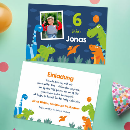 Einladungskarte zum Kindergeburtstag mit Dinosaurier-Motiv und Foto