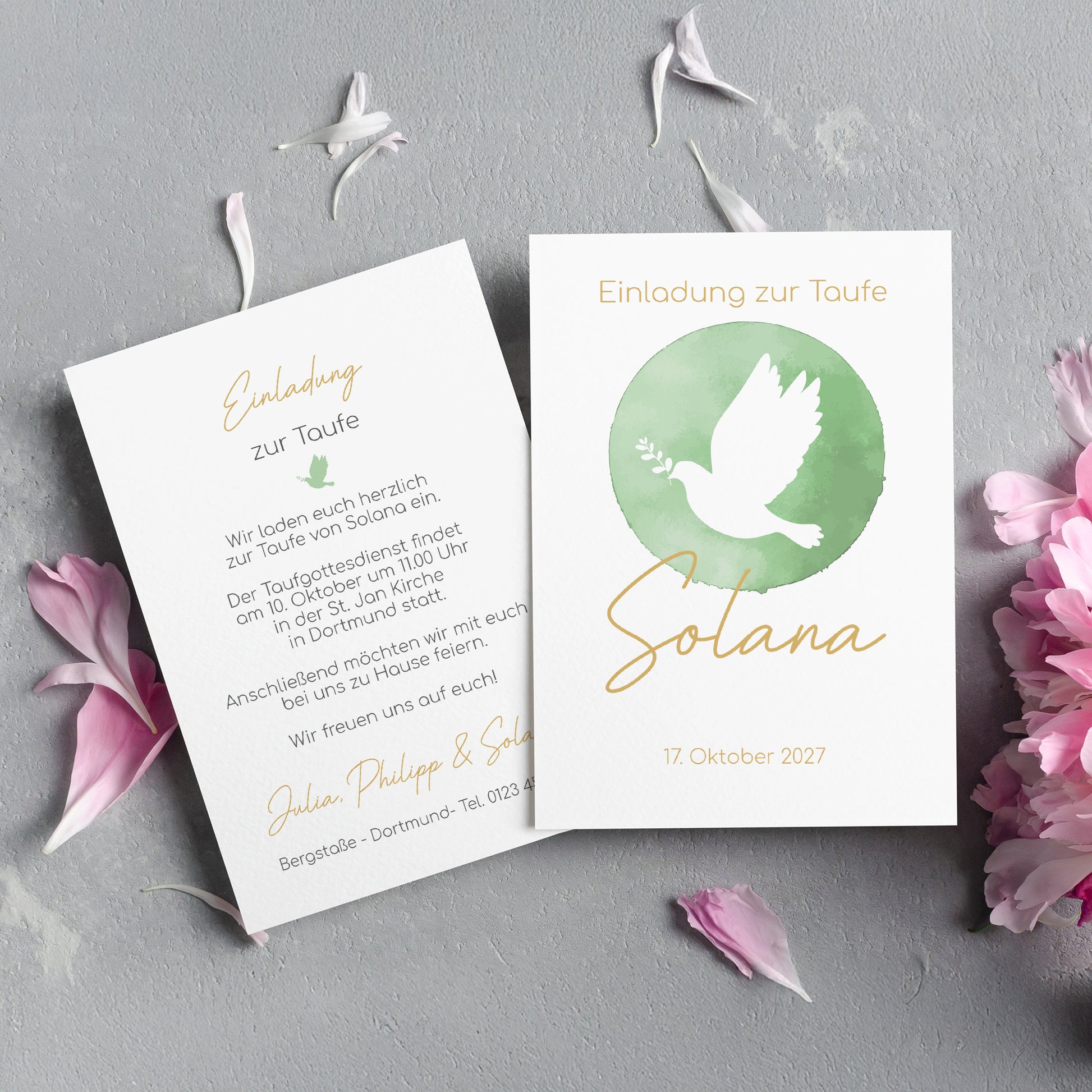 Elegante Einladungskarte zur Taufe mit einem sanften, modernen Design. Die Vorderseite zeigt eine weiße Taube mit Olivenzweig in einem grünen Aquarell-Kreis, symbolisch für Frieden und Segen. Der Name "Solana" ist in goldener Schreibschrift darunter platziert, ergänzt durch den Schriftzug "Einladung zur Taufe" und das Taufdatum „17. Oktober 2027“. Die Rückseite enthält den Einladungstext mit Details zur Tauffeier, gedruckt in einer stilvollen Mischung aus Serif- und Handschriftfonts. Die Karten liegen auf e
