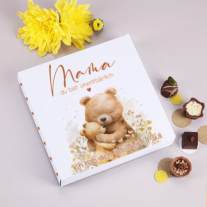Personalisierte Lindt Pralinenbox „Mama du bist unentbärlich“ mit Bärenmotiv und Wunschtext auf weißer Verpackung