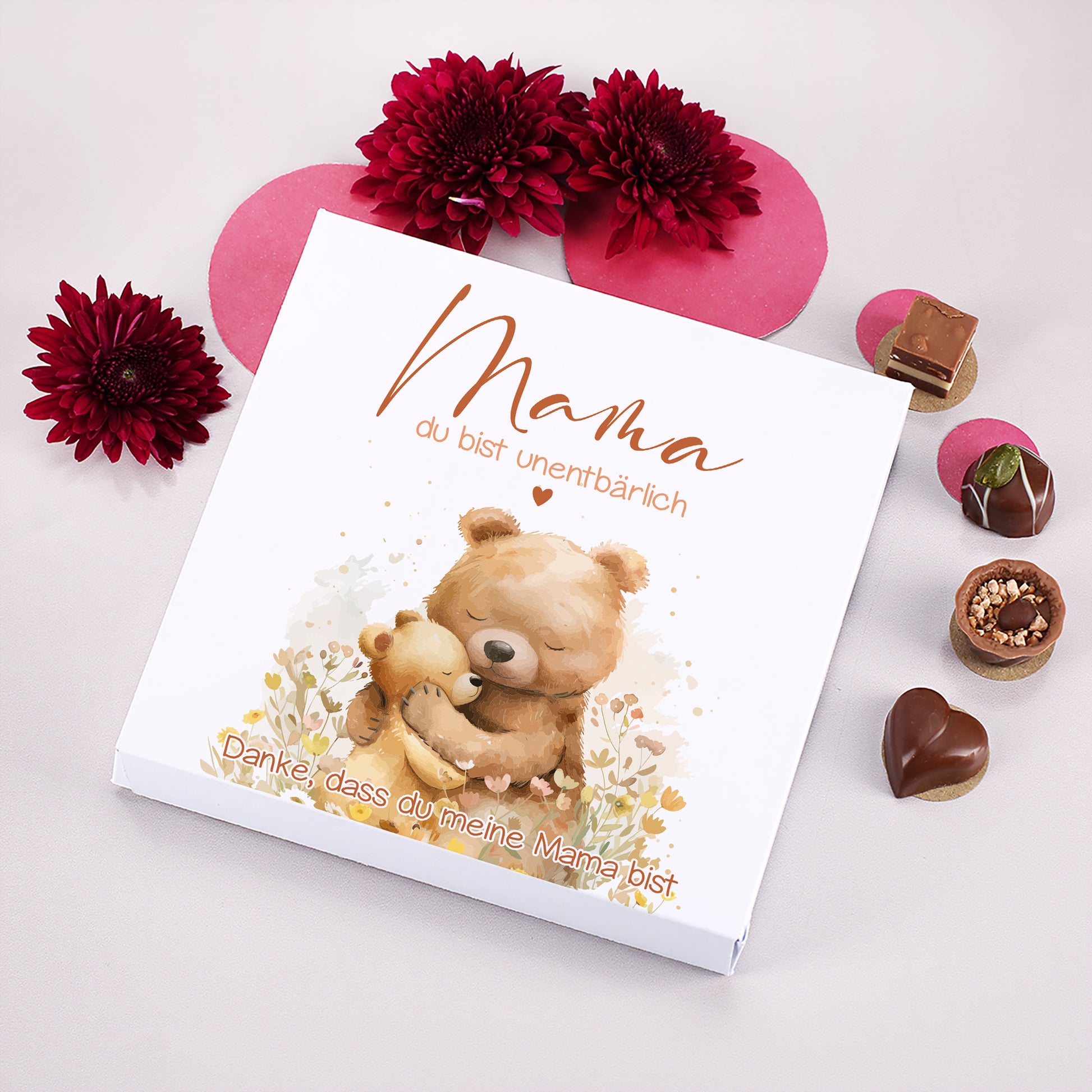 Lindt Pralinen Geschenkbox mit Bärenillustration und personalisiertem Text in romantischer Dekoration mit Blumen
