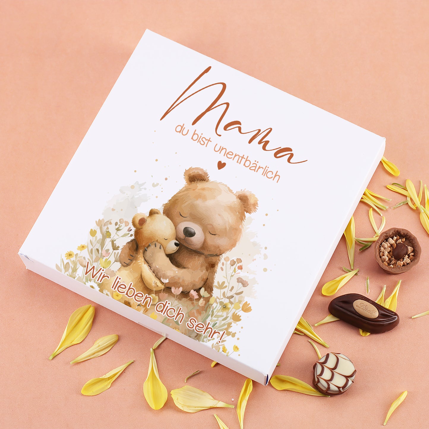 Detailansicht der personalisierten Muttertags Pralinenbox mit liebevollem Bärenmotiv und Wunschtext