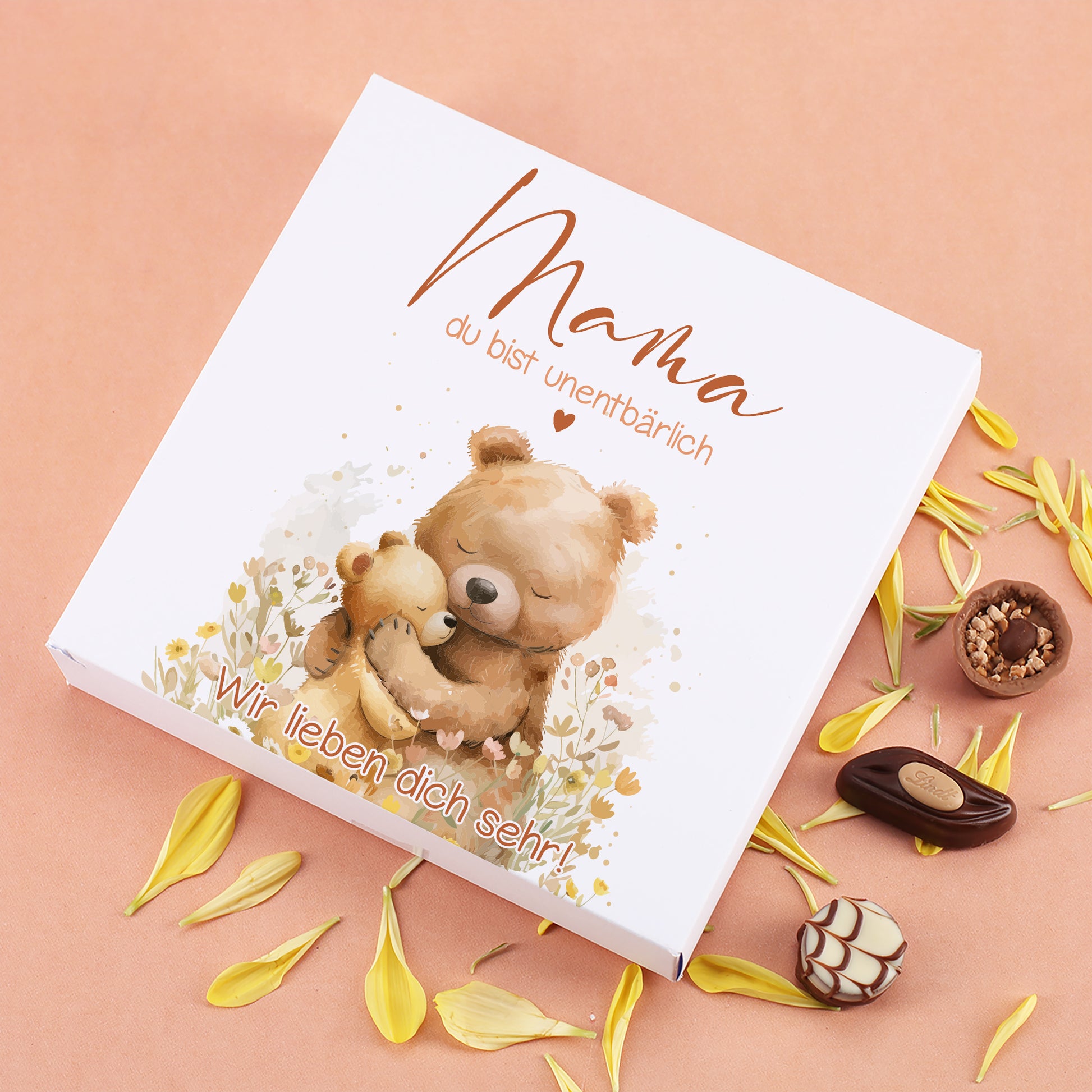 Detailansicht der personalisierten Muttertags Pralinenbox mit liebevollem Bärenmotiv und Wunschtext