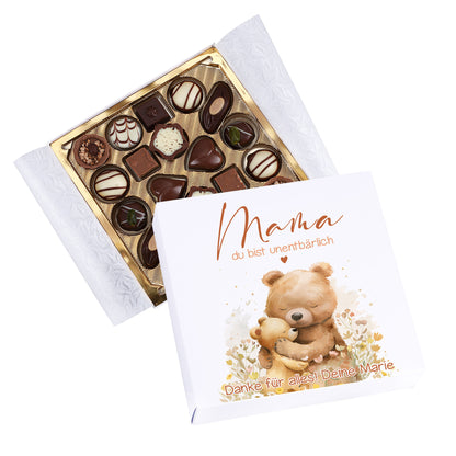 Personalisierte Pralinenbox mit Bärenmotiv halb geöffnet mit sichtbaren Lindt Pralinen und individuellem Aufdruck